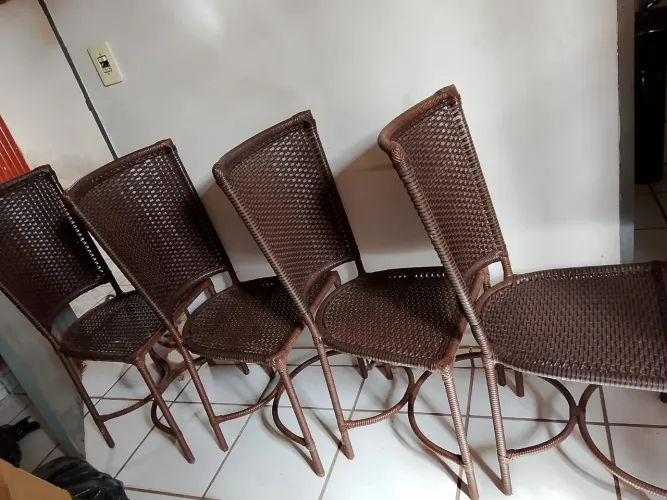 4 cadeiras de fibra sintética por 400 reais