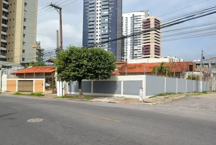 Vendo casa na Fernando Guilhon n° 1731 esquina com Dr. Moraes, Cremação