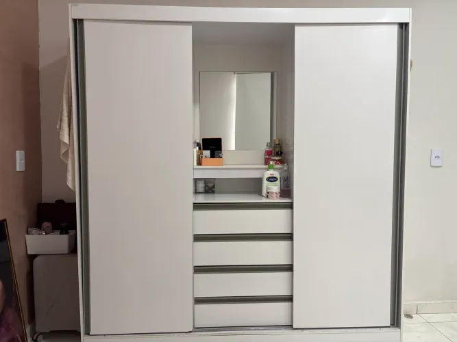 Guarda roupa 2 portas de correr e 4 gavetas
