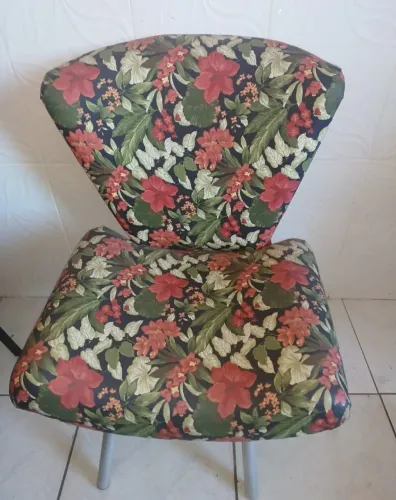 Duas poltronas semi-novas.