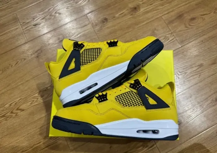 Air Jordan 4 Retro Lightning (Tamanho 41)