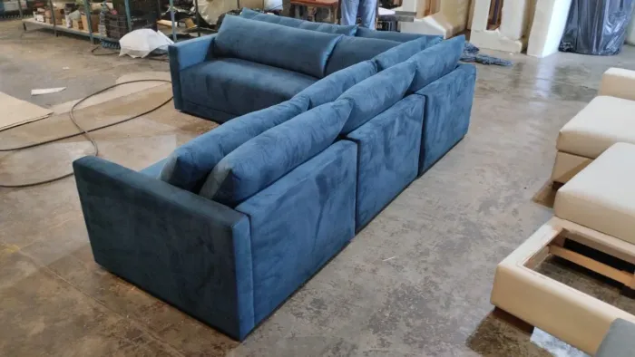 Sofá modular novinho vem com capa branca impermeável para proteger de uso  