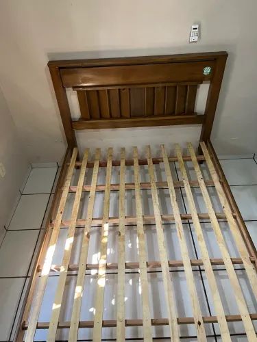 Cama casal de madeira