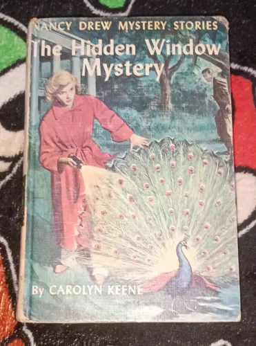 Livro "Nancy Drew Mystery Stories: The Hidden Window Mystery" de Carolyn Keene edição 1956