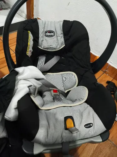 Bebê Conforto Chicco KeyFit 30 com Base vai junto com capa e redutor cor preta .