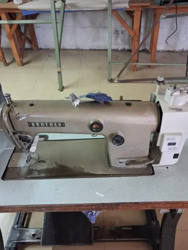 Máquina de costura reta Brother