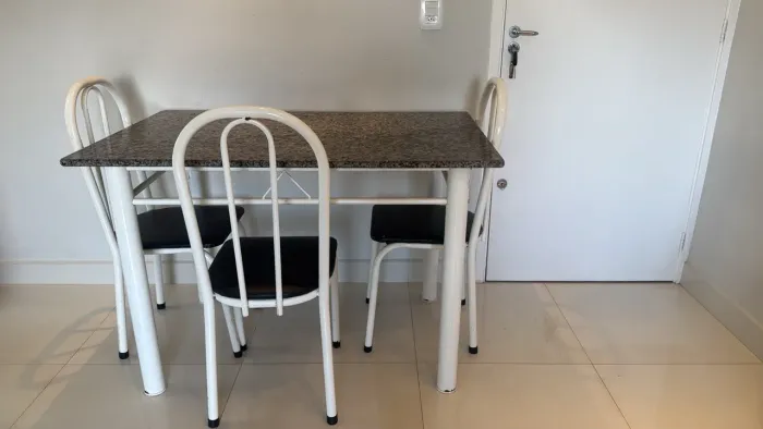 Mesa de cozinha c/ cadeiras