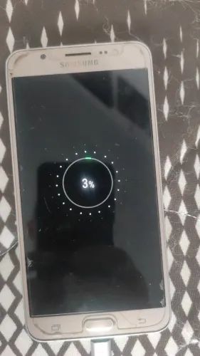 Celular J7 Samsung (usado) em boas condições.. 