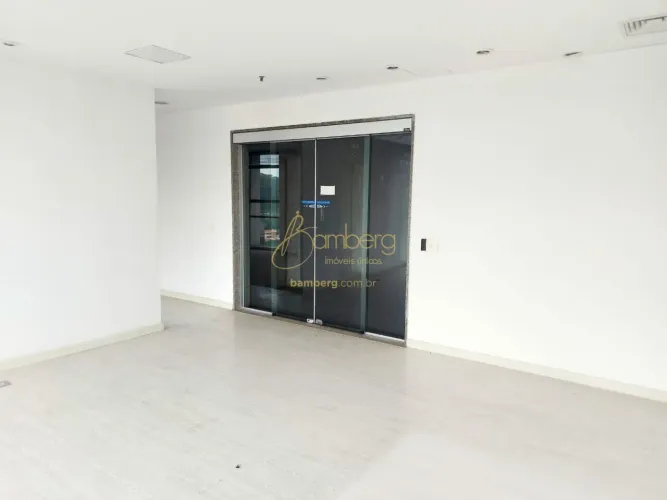 Conjunto comercial de 12 salas podendo ser comercializadas em separado! Aceita permuta!