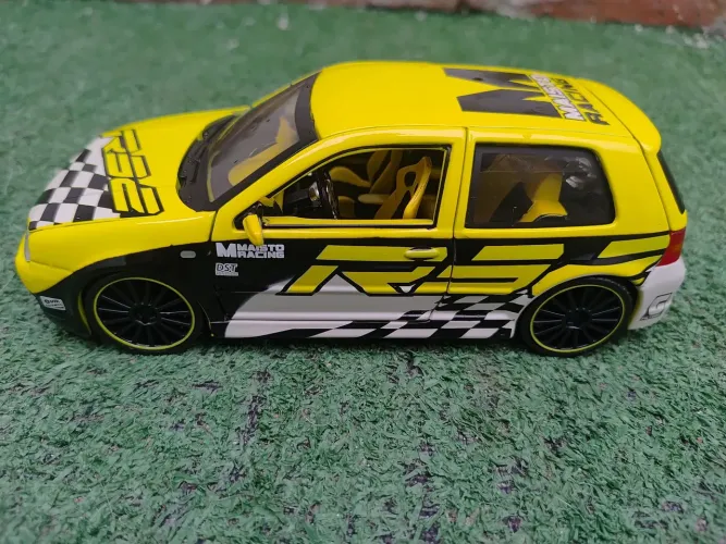 Volkswagen Golf R32 - Maisto Racing - Escala 1:24