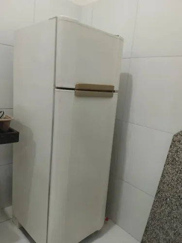 Geladeira smaltec branca com 276 litros de capacidade em ótimo estado de funcionamento.
