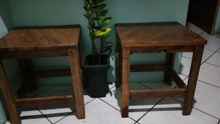 Baço taburete de madeira reutilizável envernizado