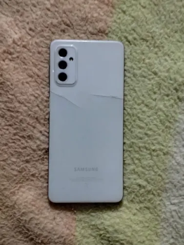 Vendo Samsung Galaxy M52 5G 128GB 6+6GB RAM detalhe apenas a trinca na tampa traseira