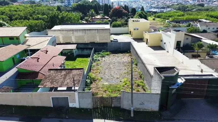 Terreno plano para construção de apartamentos na região do Recreio dos Sorocabanos na Zona