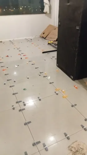 Pedreiro instalado de porcelanato e cerâmica
