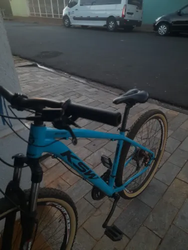 Vendo bicicleta aro 29 ksw freio a óleo detalhe só trocar o cabo de trás e regular marcha