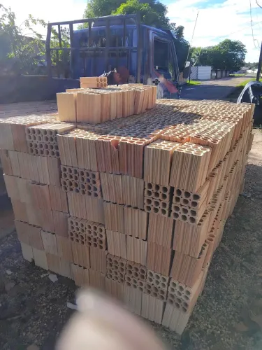 Vendo tijolos de 06furos tamanho padrão fazemos entregar