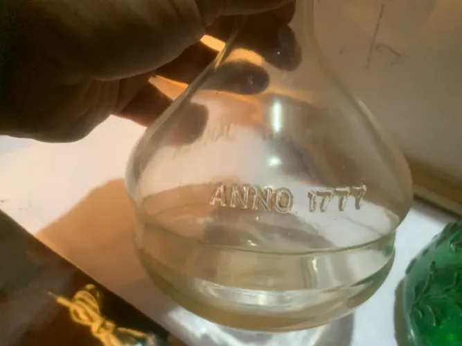 Duas Gfas Decanter de licor/bebida de vidro.anno 1777