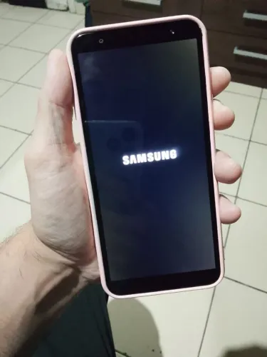 Celular Samsung J4 Plus 32gb 4gb de memória Sem detalhe com tampa traseira transparente