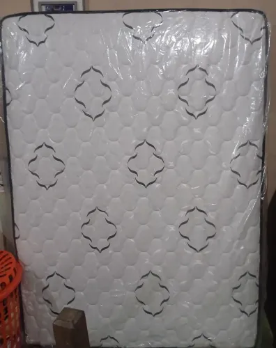 Vende-se um colchão box de Casal de mola ensacada Novo