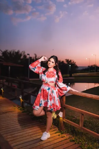 vestido floral com recortes