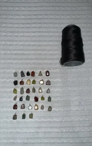 Kit de 30 pingentes de pedras naturais com carretel de linha