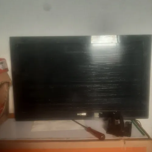 Vendo tv para tirar peças, funciona normal mas a tela está riscada 