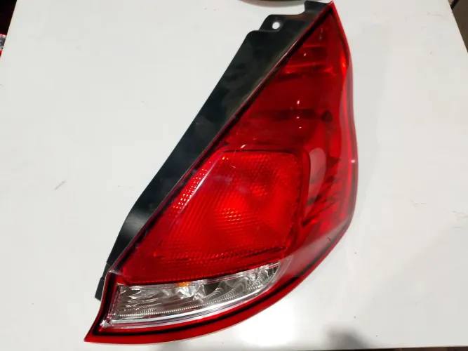 Lanterna traseira direita Ford New fiesta Hatch.