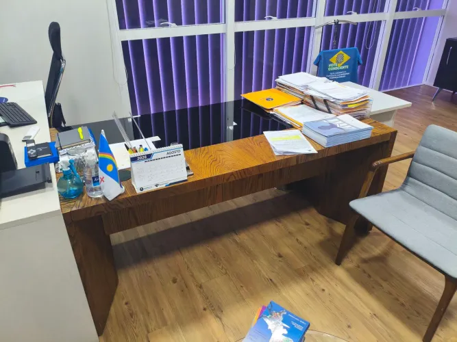Mesa de Escritório/Diretoria em L com Tampo Preto - Alto Padrão