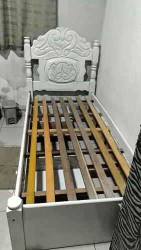 Vendo cama de solteiro 
