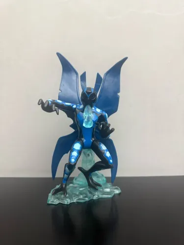 Boneco ben 10 Friagem Estatua