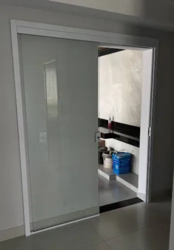 Vendo porta de vidro temperado de correr. Usada. 300 reais.