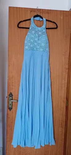 Vestido longo azul serenity com renda e plissado. Tamanho P