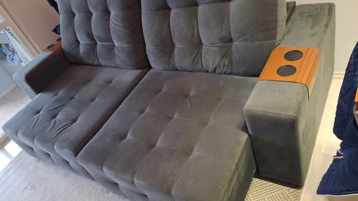 Sofa articulado e retrátil.