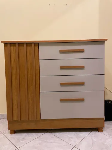Cômoda 4 gavetas e 1 porta 