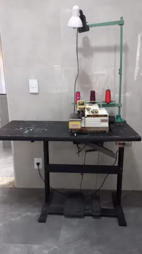 Maquina Overlock industrial 3 linhas marca Yamata série SS800
