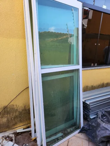 Porta de Aço Branca com vidro verde 80x210