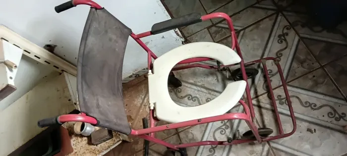 Cadeira de banho pra sair hoje