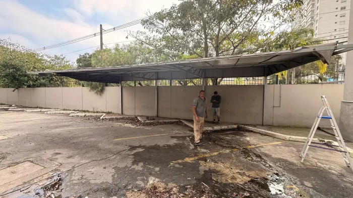 Cobertura metálica e lona