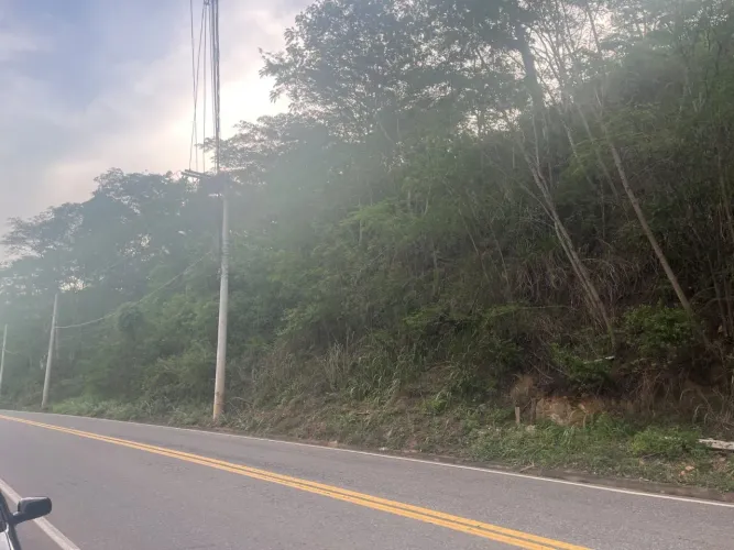Terreno beira da pista