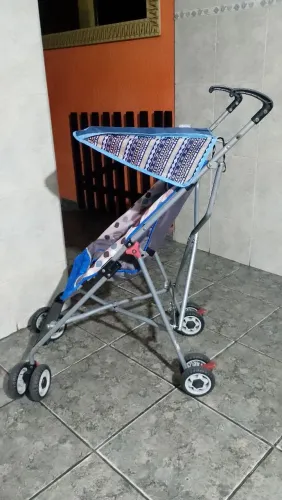 Carrinho de Bebê Guarda Chuva Voyage.