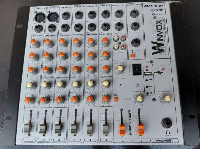 Vendo está mesa de Áudio 6 canais.