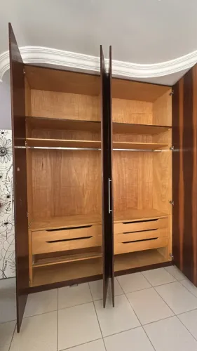 guarda roupas e cama