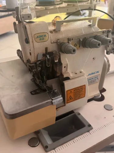 Máquina overloque industrial com arremate
