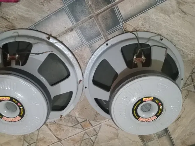 Vendo um pá de um alto-falante