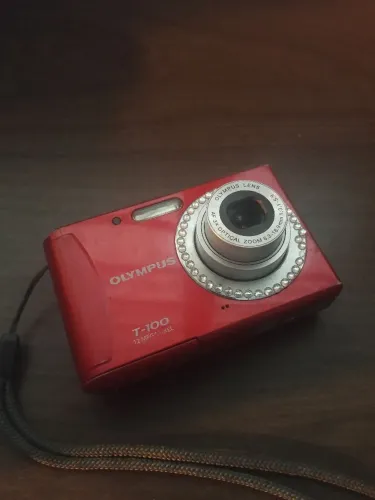 Câmera Cybershot Olympus T-100 vermelha