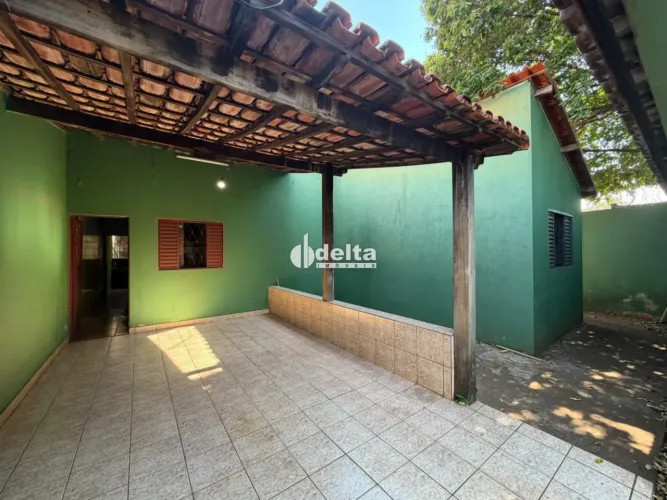 Casa residencial com 3 quartos disponível para locação e venda no bairro Laranjeiras em Ub