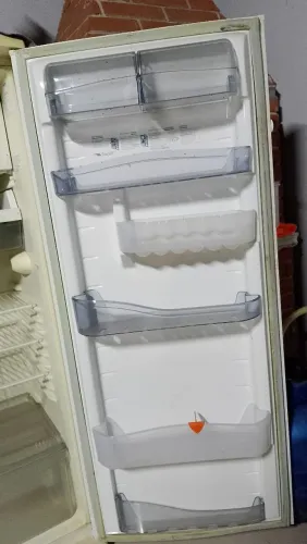 Geladeira Consul 320 LT defeito furou o frizzer vazou o gás...