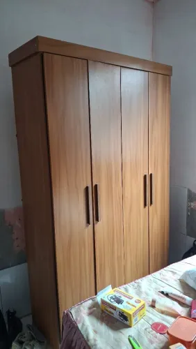 A venda guarda roupa para solteiro , super conservado valor 330 zap *02