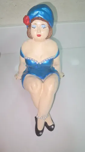 Estátua Decorativa Mulher Gordinha com Vestido Azul metálico e pérolas